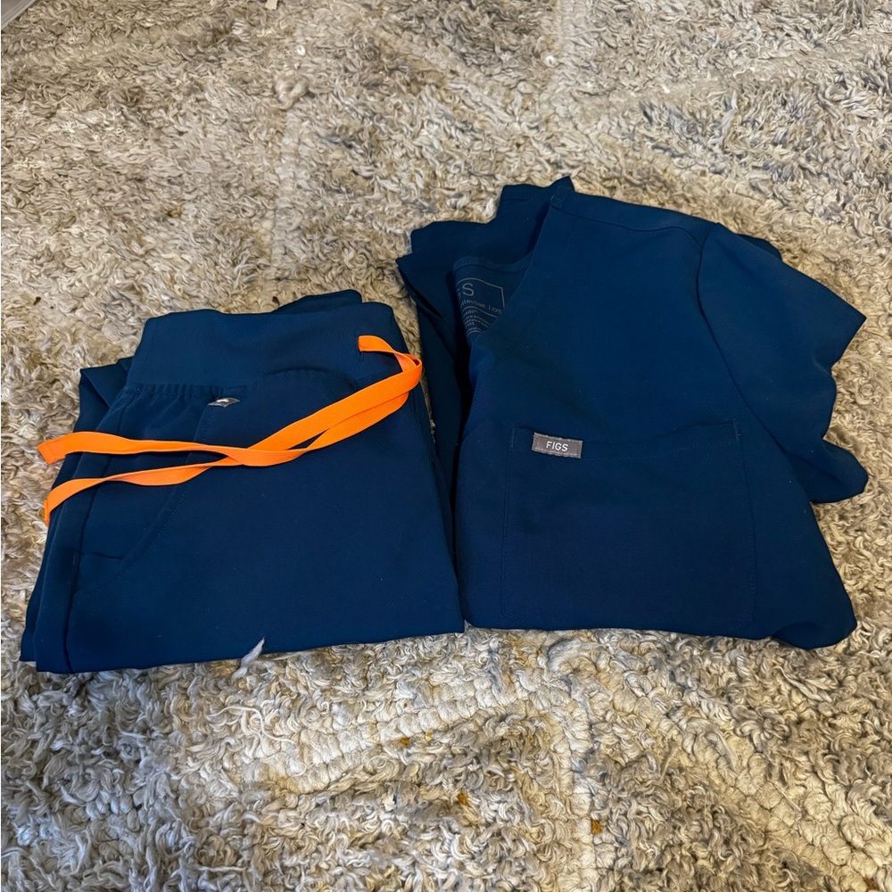 Deep Reef Figs scrub set Zamora Jogger bottoms & Catatina scrub top